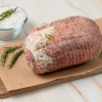 
Ρολό αγριογούρουνου γεμιστό με κεφαλοτύρι και μπέικον έτοιμο για ψήσιμο.
