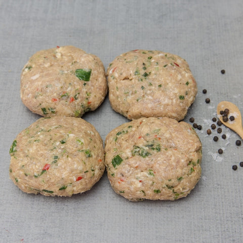 
Χειροποίητα μπιφτέκια κοτόπουλου σε ταψί πριν το ψήσιμο, έτοιμα για φούρνο με grill.
