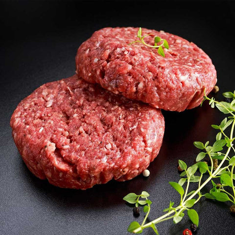 
Χειροποίητα πρόβεια μπιφτέκια σε ταψί πριν το ψήσιμο, έτοιμα για φούρνο με grill.


