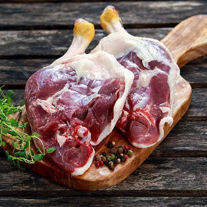 
Μπούτι πάπιας Ιταλίας ωμό, έτοιμο για ψήσιμο, με δέρμα για τραγανό αποτέλεσμα.
