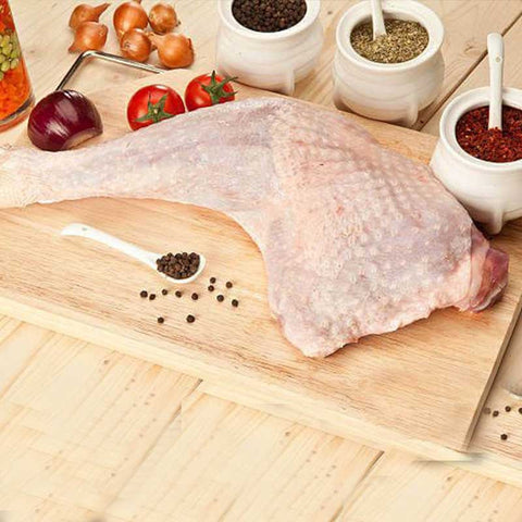 Μπούτι γαλοπούλας Ιταλίας ωμό, έτοιμο για ψήσιμο στον φούρνο ή γάστρα.
