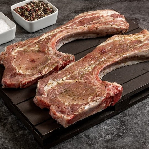 
Πανσέτομπριζόλα Μεξικάνα μαριναρισμένη με πικάντικα μπαχαρικά έτοιμη για ψήσιμο.