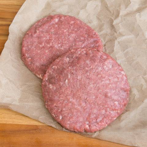 Μπιφτέκια από μοσχάρι γάλακτος με βρώμη και μυρωδικά, ωμά, έτοιμα για ψήσιμο.