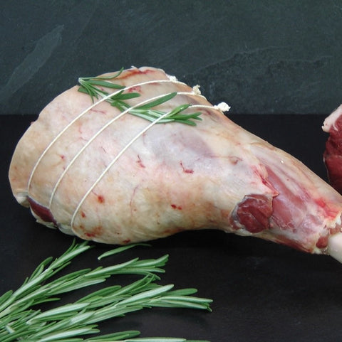 
Κότσι αρνίσιο Νέας Ζηλανδίας ωμό, έτοιμο για αργό μαγείρεμα σε γάστρα ή κατσαρόλα.
