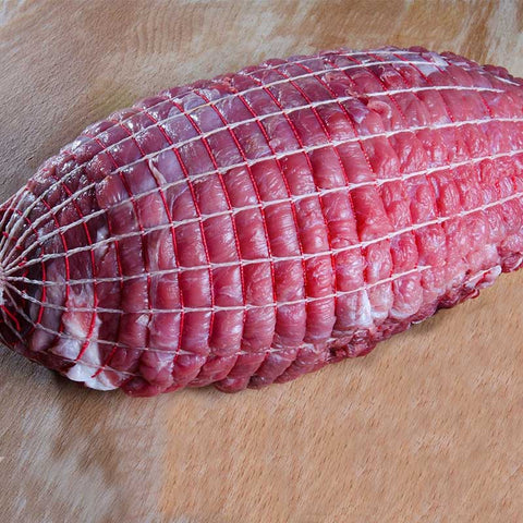 
Ρολό από βιολογική μοσχίδα με βιολογική γέμιση έτοιμο για ψήσιμο.
