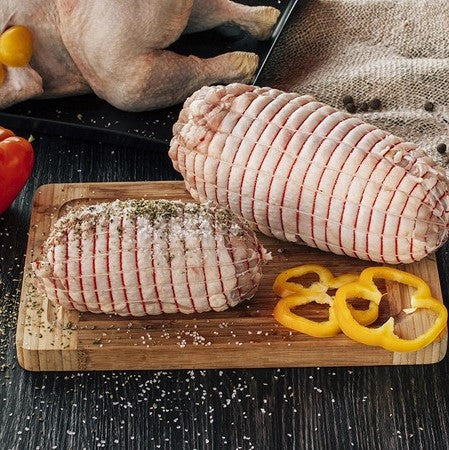 Ρολό από βιολογικό κοτόπουλο με γραβιέρα και πιπεριές έτοιμο για ψήσιμο.
