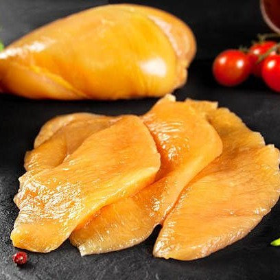 Σνίτσελ κόκορα Ελλάδος έτοιμο για ψήσιμο.