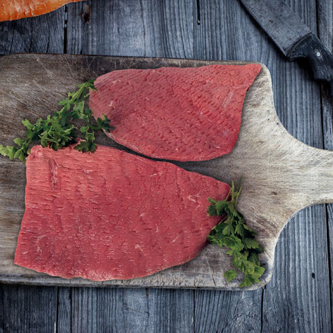 Σνίτσελ από βιολογική μοσχίδα Ελλάδος έτοιμο για ψήσιμο.