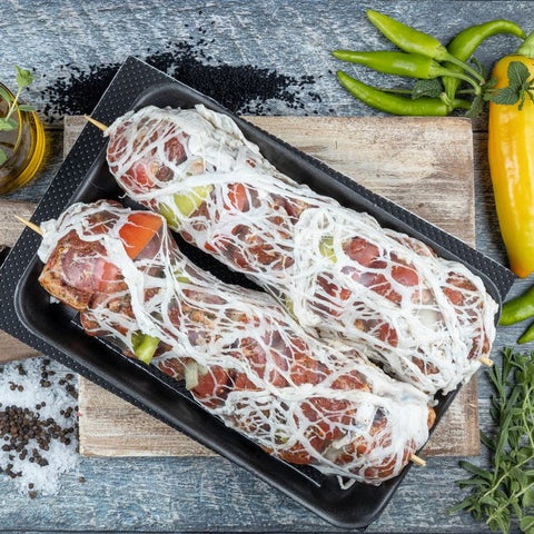 Χοιρινό κοντοσούβλι τυλιγμένο σε μπόλια – ωμό και έτοιμο για ψήσιμο
