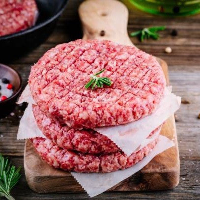 
Χοιρινά μπιφτέκια σε ταψί πριν το ψήσιμο, έτοιμα για φούρνο με grill.

