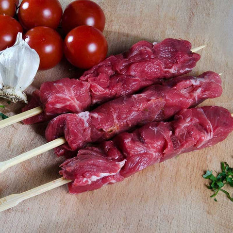 Σουβλάκι χοιρινό από φιλέτο ψαρονέφρι κομμένο σε μπουκιές για ψήσιμο
