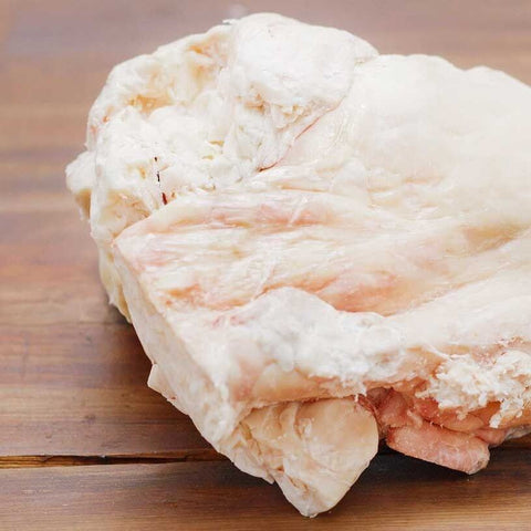 
Ωμό λίπος μοσχαρίσιο, έτοιμο για λιώσιμο και παραγωγή tallow μετά από θερμική επεξεργασία.

