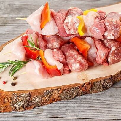 
Σουβλάκι Mix Σιάκος με χοιρινό, κοτόπουλο και μοσχάρι έτοιμο για ψήσιμο.
