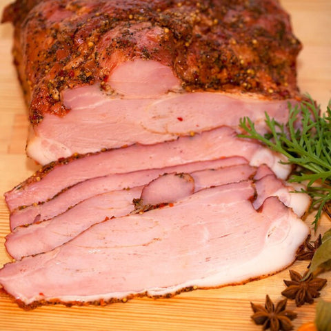 
Καπνιστό μπούτι χοιρινό σε κομμάτι/φέτες, έτοιμο για ζέσταμα 2–3 λεπτών πριν την κατανάλωση.