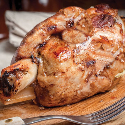 
Καπνιστό κότσι χοιρινό σε πιάτο/ταψί, έτοιμο για ζέσταμα 5–10 λεπτών πριν το σερβίρισμα.
