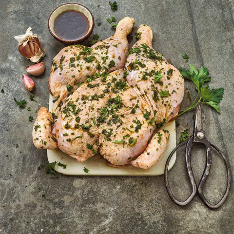 Ανοιγμένο Κοτόπουλο Μαριναρισμένο με Δενδρολίβανο – ελληνικό φρέσκο κοτόπουλο έτοιμο για ψήσιμο με φυσική μαρινάδα, από το Siakos.gr
