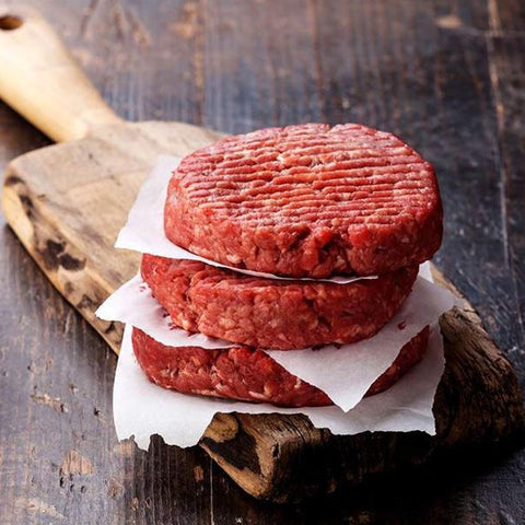 
Μοσχαρίσιο μπιφτέκι γεμιστό με φέτα, ωμό, έτοιμο για ψήσιμο.
