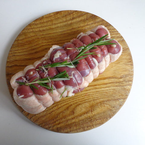 
Ρολό πάπιας γεμιστό με πορτοκάλι έτοιμο για ψήσιμο στον φούρνο.
