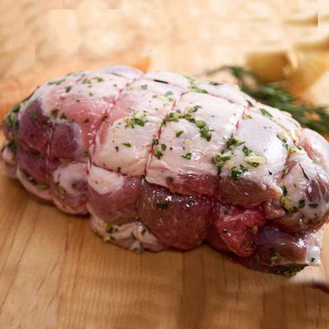 
Ρολό κατσικίσιο γεμιστό έτοιμο για ψήσιμο.
