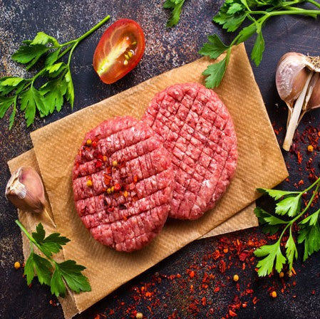 
Πρόβεια μπιφτέκια γεμιστά με φέτα ΠΟΠ, ωμά, έτοιμα για ψήσιμο.
