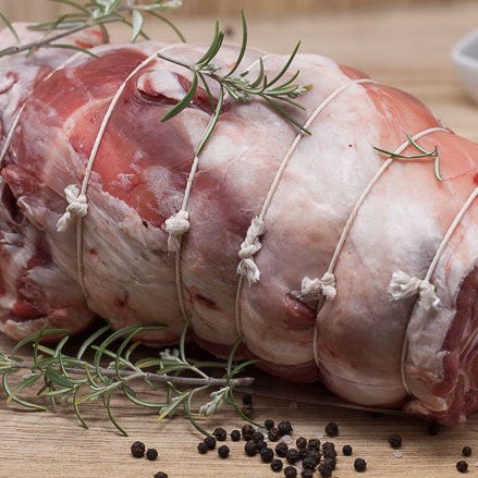 Ρολό πρόβειο γεμιστό με φέτα και ντομάτα έτοιμο για ψήσιμο.
