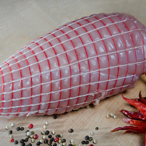 
Ρολό γαλοπούλας γεμιστό με κεφαλοτύρι και μπέικον έτοιμο για ψήσιμο.
