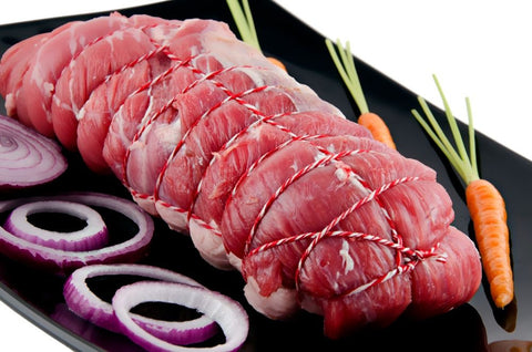 Ρολό ελαφιού γεμιστό με κάστανα και αποξηραμένα φρούτα έτοιμο για ψήσιμο.
