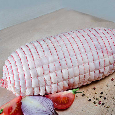 Ρολό κοτόπουλο παραδοσιακό γεμιστό με τυρί και μπέικον έτοιμο για ψήσιμο.
