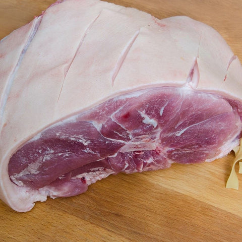 Παραδοσιακή Γουρουνόπουλα Ελλάδος – ολόκληρη γουρουνόπουλα ψημένη ή έτοιμη για σούβλα ή φούρνο, με τραγανή πέτσα και ζουμερό κρέας, από το Siakos.gr