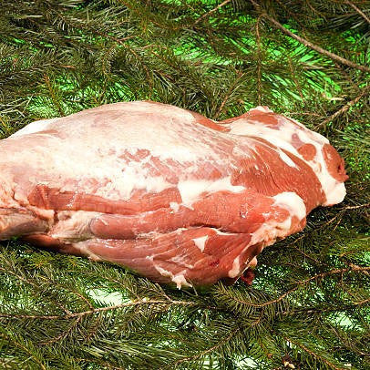 Αγριογούρουνο Μπούτι Μ/Ο Ελλάδος – ελληνικό αγριογούρουνο με οστό, έντονη γεύση και φυσική υφή, ιδανικό για φούρνο ή στιφάδο, από το Siakos.gr