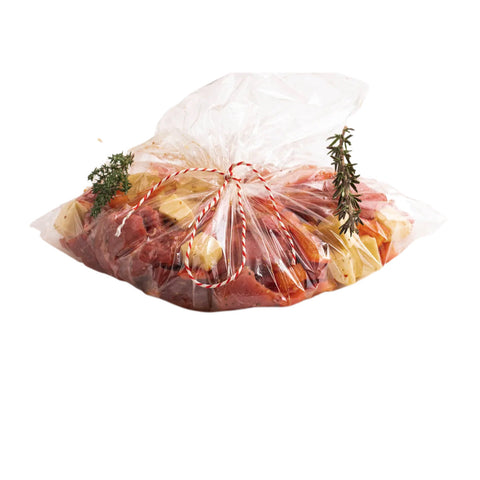 
Μοσχάρι κρασάτο με λαχανικά μέσα σε σακούλα ψησίματος, τοποθετημένο σε ταψί πριν το ψήσιμο.
